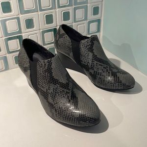 Vionic Stanton Grey/Black Snakeskin Wedge Pull-On Booties - Women's 9.5